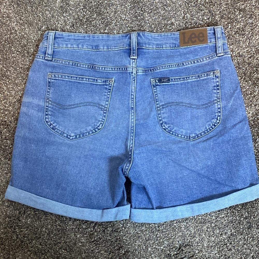 Lee Women’s Jean Shorts Regular Fit sz 10 Mid Rise 5” Inseam - Picture 2 of 2